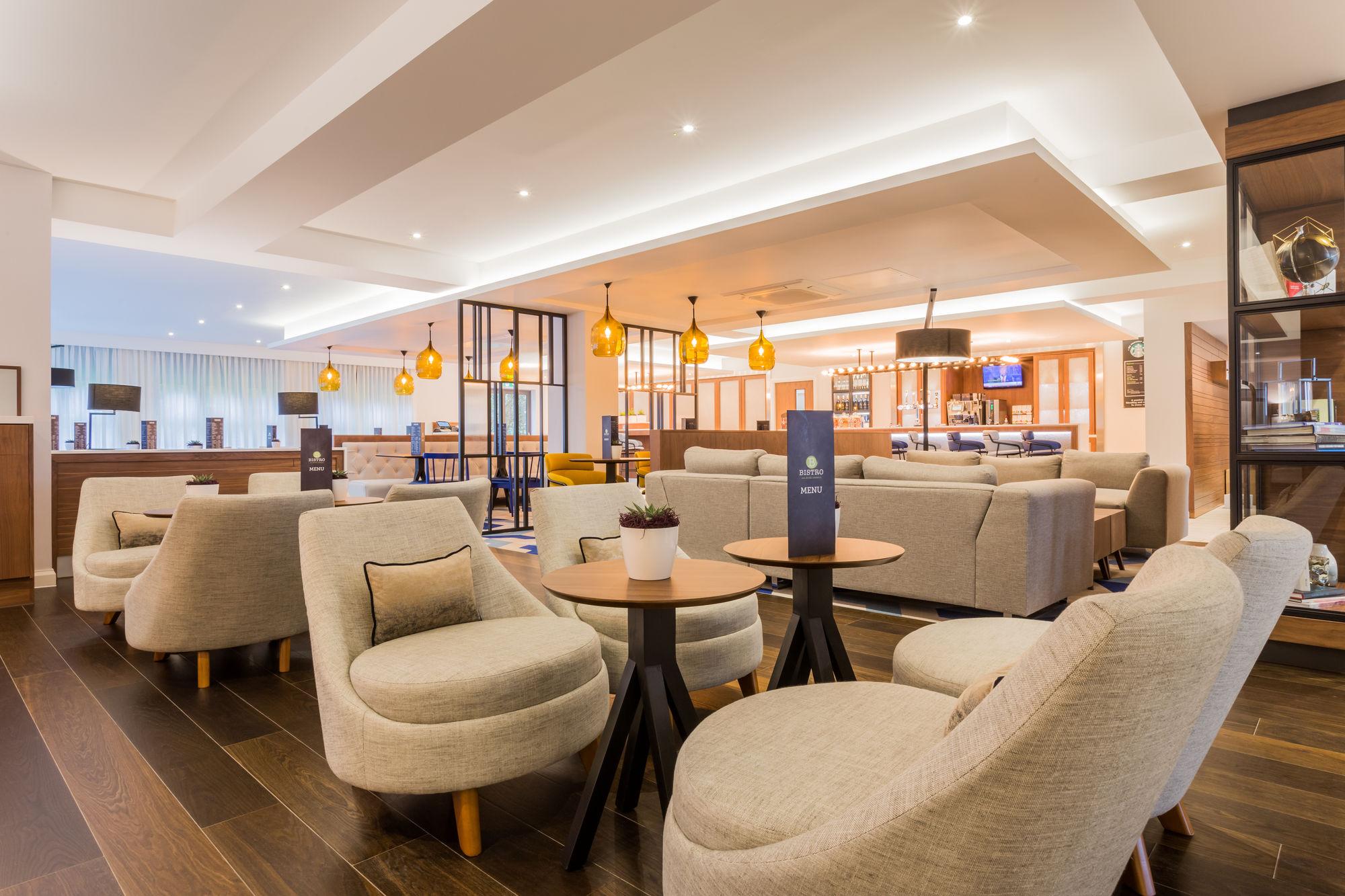 Courtyard By Marriott Glasgow Airport Пейсли Экстерьер фото