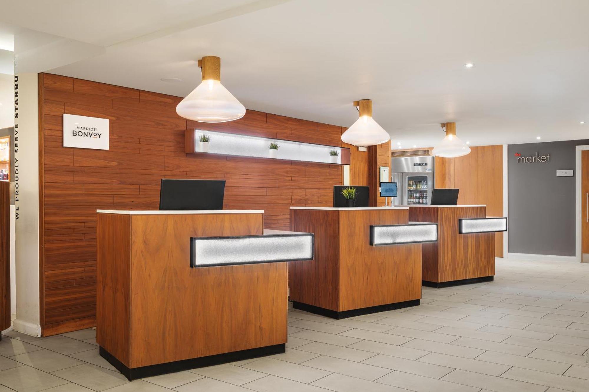 Courtyard By Marriott Glasgow Airport Пейсли Экстерьер фото