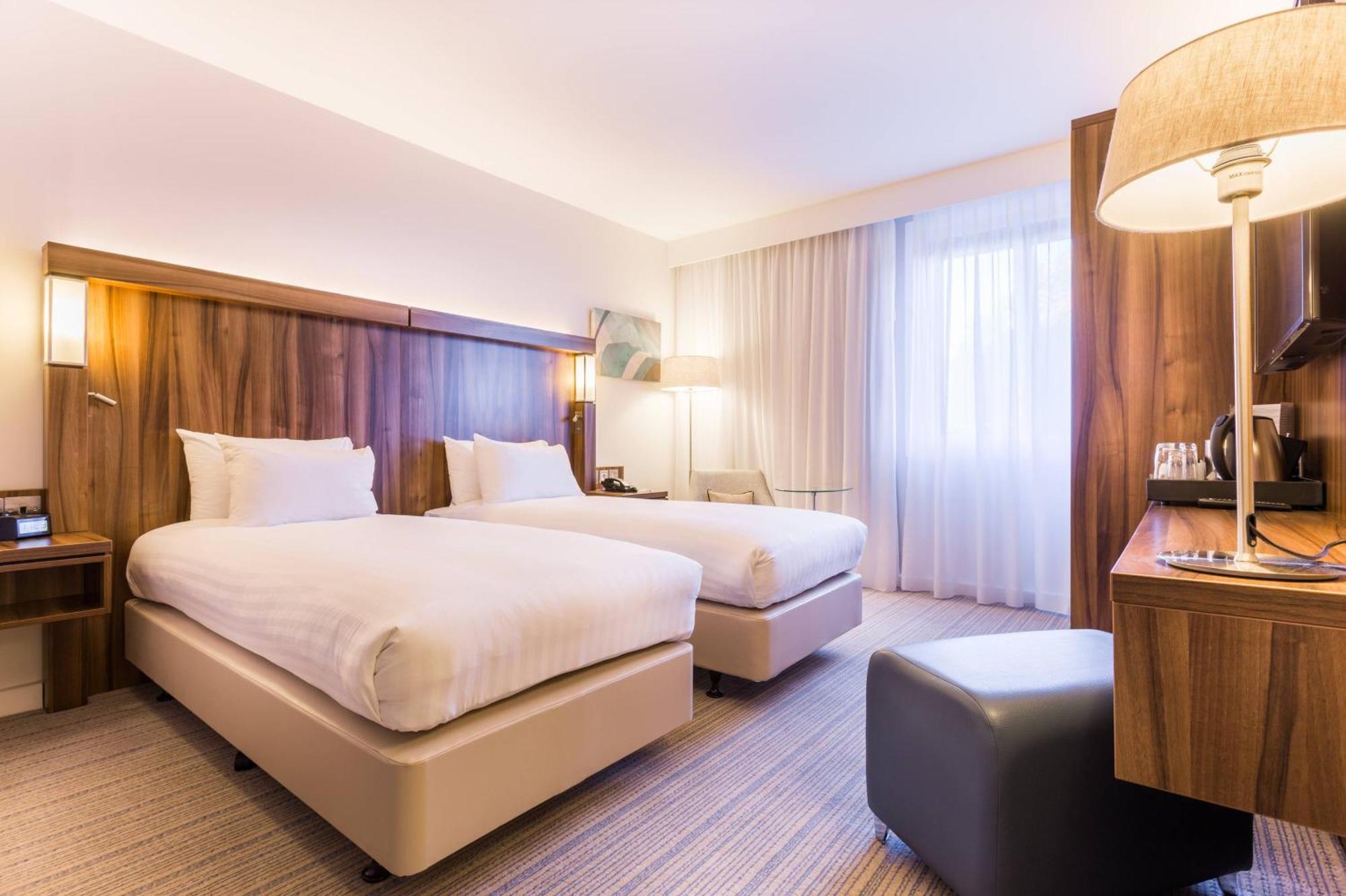 Courtyard By Marriott Glasgow Airport Пейсли Экстерьер фото