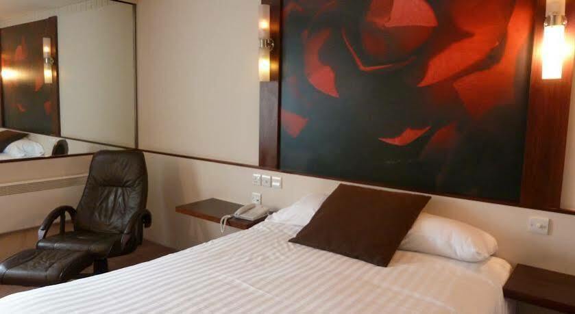 Courtyard By Marriott Glasgow Airport Пейсли Экстерьер фото